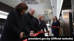 Натальля Качанава і Аляксандар Лукашэнка адкрываюць трэцюю лінію мэтро ў Менску. 6 лістапада.