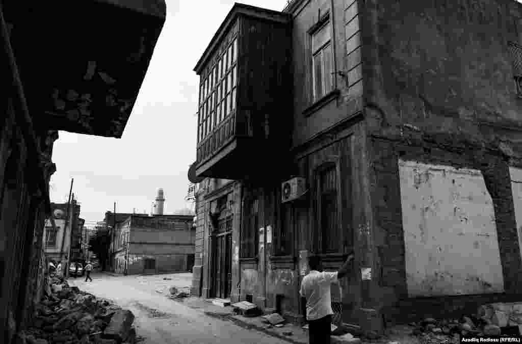 Sökülən yaşayış evlərinin bəzilərinin bir əsrdən çox yaşı var idi.  