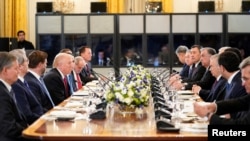 Президент США Дональд Трамп и члены его администрации (слева) напротив лидеров пяти центральноазиатских стран. Вашингтон, 6 ноября 2025 года