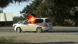 Сарууда митингдин катышуучулары желекти көтөрүп айланып жүрүшөт. 9-октябрь, 2013-жыл