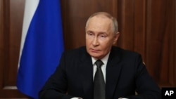 Водночас Володимир Путін стверджує, що «командний та оперативний склад не постраждав»