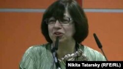 Манана Асламазян получает ТЭФИ в павильоне ВВЦ (17 ноября 2010 года)