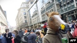 Лондон урамнарындагы каршылык белдерүчеләрдән Обамага да эләкте