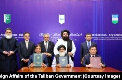 Өзбекстан сыртқы істер министрі Бақтияр Саидов, "Талибан" үкіметінің министрі Әмір Хан Муттаки және Пәкістан сыртқы істер министрі Исхак Дар теміржол құрылысына бірлескен техникалық-экономикалық зерттеу жүргізу туралы рамалық келісімге қол қою сәтінде. Кабул. 17 шілде, 2025 жыл.