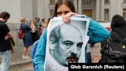 Kiyevdə Xarici İşlər Nazirliyinin qarşısında Belarusda həbs olunmuş bloger Raman Prataseviçə dəstək aksiyasında  