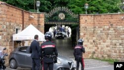 هیئت ایرانی در سفارت جمهوری اسلامی پس از مذاکرات پشت درهای بسته در سفارت عمان با هیئت آمریکایی