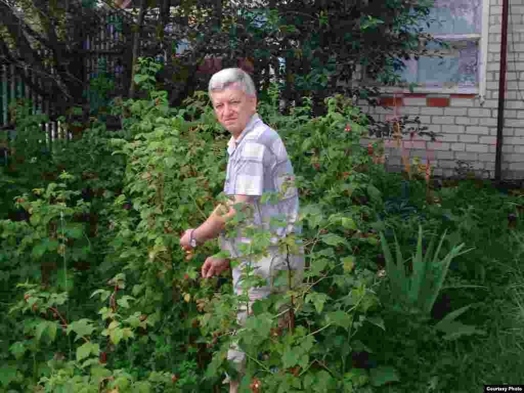 Навоий тоғ-кон металлургия комбинати кадрлар бўлими собиқ бошлиғи Леонид Лошаков Брянскда онаси яшайдиган уй ҳовлисида.