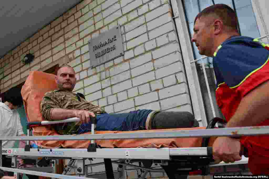 Медики транспортують звільненого військовослужбовця з ампутаціями