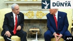 ABŞ-nyň prezidenti Donald Tramp (sagda) Ak Tamda Ysraýylyň premýer-ministri Beniýamin Netanýahu bilen gepleşik geçirýär. 7-nji aprel