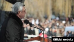 Действующий президент Армении Серж Саргсян имеет подавляющее преимущество перед своими конкурентами на выборах главы государства 18 февраля