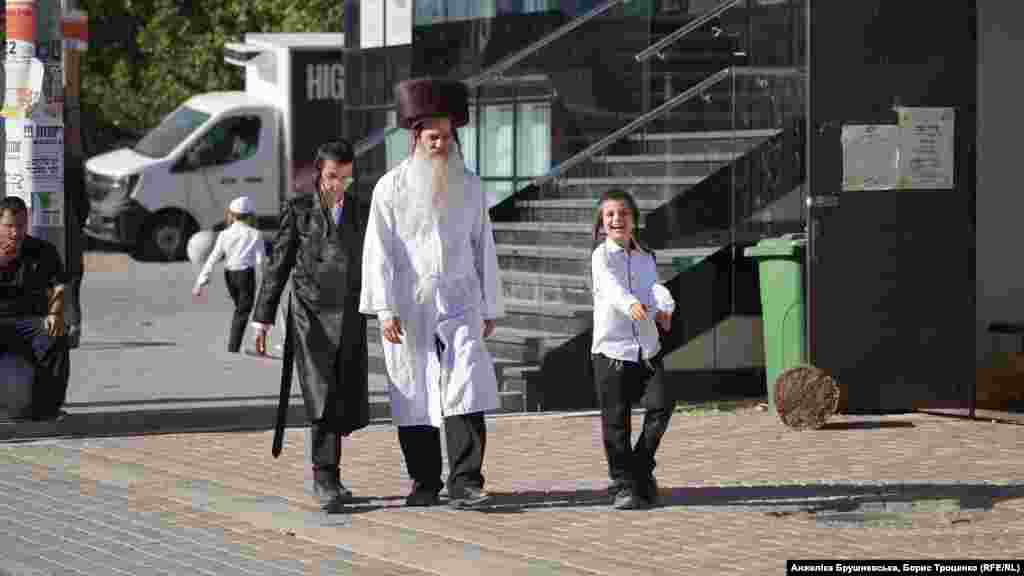 Хасиди носять білий одяг, особливо на свята, бо білий колір символізує чистоту душі та духовність
