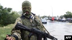 Пророссийский боевик у контрольно-пропускного пункта на дороге к Донецкому аэропорту, сентябрь 2014 года (иллюстративное фото)
