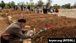 Kezlev civarında baqımsız binada ceseti tapılğan Edem Asanovnıñ cenazesi 