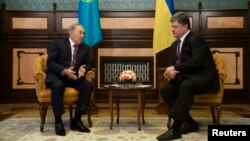 Президент України Петро Порошенко розмовляє з президентом Казахстану Нурсултаном Назарбаєвим. Київ. 22 грудня 2014 року