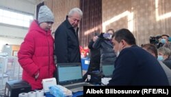 Адахан Мадумаров на одном из избирательных участков в Бишкеке. 10 января 2021 года.
