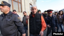 Шант Арутюнян на площади Свободы, за несколько минут до столкновения демонстрантов с полицией, Ереван, 5 ноября 2013 г. 