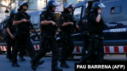 Իսպանացի ոստիկանները հատուկ գործողության ժամանակ, արխիվ