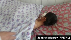 Жарылуудан кийин жараат алып, Баткен облустук ооруканасында жаткан бала. 18-апрель. 