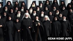 Православні єпископи Вселенського патріархату разом із патріархом Варфоломієм (у центрі в першому ряду) в соборі Святої Трійці в Стамбулі під час Синаксу, на якому йшлося і про автокефалію для церкви в Україні. 2 вересня 2018 року