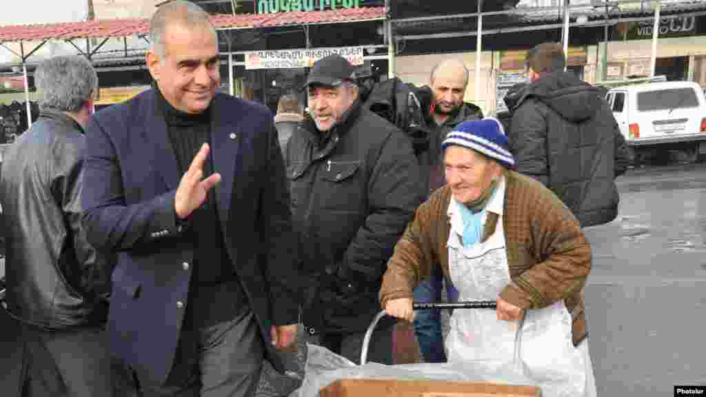 Armenia - Opposition presidential candidate Raffi Hovannisian campaigns in Yerevan, 22Jan2013.