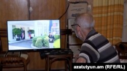 Մեղրեցի Բորիս Ազատյանը ուղիղ եթերով հետևում է հայ-ամերիկա-ադրբեջանական գագաթնաժողովին, 8-ը օգոստոսի, 2025 թ. 