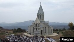 Nagorno Karabakh -- The collective wedding of several hundred couples outside an Armenian church in Shushi, 16OCT2008