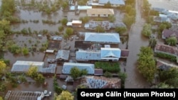 În localitatea Pechea, Guvernul a investit 4 milioane de euro în modernizarea de drumuri comunale. Acum au fost luate de ape, la fel ca sute de gospodării din comuna cu 10.000 de locuitori.