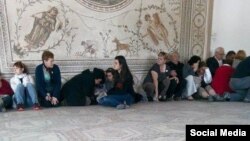 عکسی از گروگان‌ها در موزه ملی باردو، تونس. ۱۸ مارس ۲۰۱۵