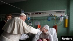 Հռոմի Ֆրանցիսկոս պապը «Մանուկ Հիսուսի» հիվանդանոցում տեսակցում է ուկրաինացի երեխաներին, Հռոմ, 19 մարտի, 2022թ.