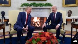 Зустріч чинного президента США Байдена і нового обраного президента Трампа в Овальному кабінеті Білого дому. Вашингтон, 13 листопада 2024 року