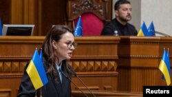 Про соціальні виплати та програми на початку листопада повідомили президент України Володимир Зеленський та очільниця уряду Юлія Свириденко. Серед них уже відома з минулого року виплата тисячі гривень