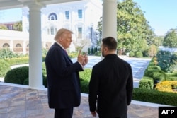 Президент США Дональд Трамп (ліворуч) розмовляє з президентом України Володимиром Зеленським (праворуч) у Білому домі у Вашингтоні, 17 жовтня 2025 року