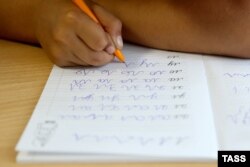 Во время урока по русскому языку для сирийских беженцев в интеграционном центре комитета "Гражданское содействие" в Лосино-Петровском, Московская область. Фото: ТАСС