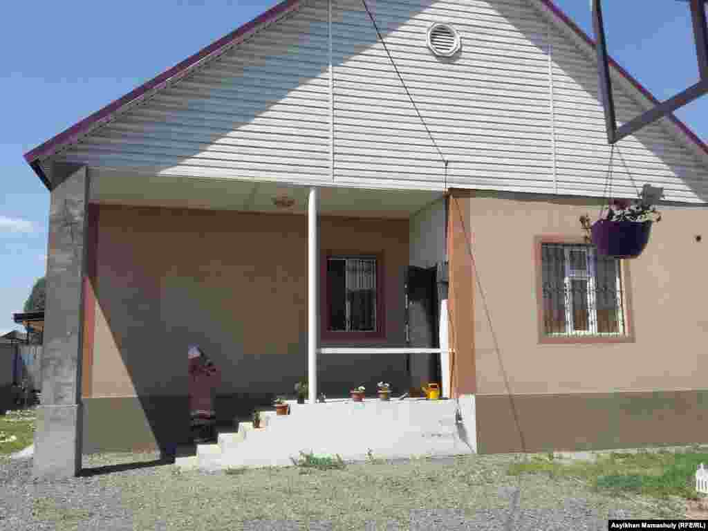 Asar орталығы жалдаған үй. Бұрын көп қабатты үйде тұрып келген қарияларға жер үй ұнаған. Аулаға шығу оңай. Үйде тұрмысқа қажетті жағдай жасалған. Орталық жетекшілері қарияларға жайлы болғандықтан, қала шетінде болғанына қарамастан осы үйді жалға алдық дейді. Алматы қаласы, Алғабас ықшам ауданы, 12 шілде 2016 жыл.