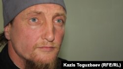Отец Софроний (в миру Петр Евтихеев) в день заседания суда по делу о его депортации. Поселок Отеген батыр Алматинской области, 24 июля 2013 года.  