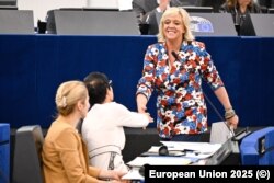 Бельгийская евродепутат Гильде Ваутманс жмет руку еврокомиссару по вопросам политики расширения Марте Кос. Рядом – верховный представитель ЕС по вопросам безопасности и внешней политики Кайя Каллас. Кос и Каллас также приняли участие в дебатах по Украине