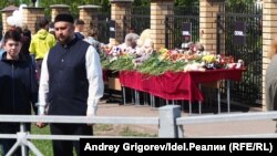 Хәтер дивары янында