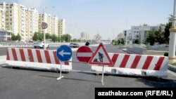 Azatlyk Radiosynyň habarçylary we ýerli synçylar şäher, etrap, oba ýollarynyň we köçeleriniň soňky 30-40 ýylda köplenç ünsden düşürilendigini aýdýarlar.