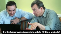 Physicist Anatoly Gubanov (right)