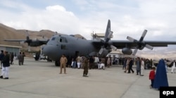 Кундуз провинциясынан качкан адамдар учак менен Бадахшан шаарына алып келинди. 4-октябрь 2015