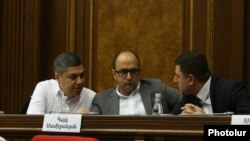 Айк Мамиджанян (в центре)