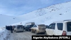 Төө-Ашууда токтоп турган автоунаалар.  