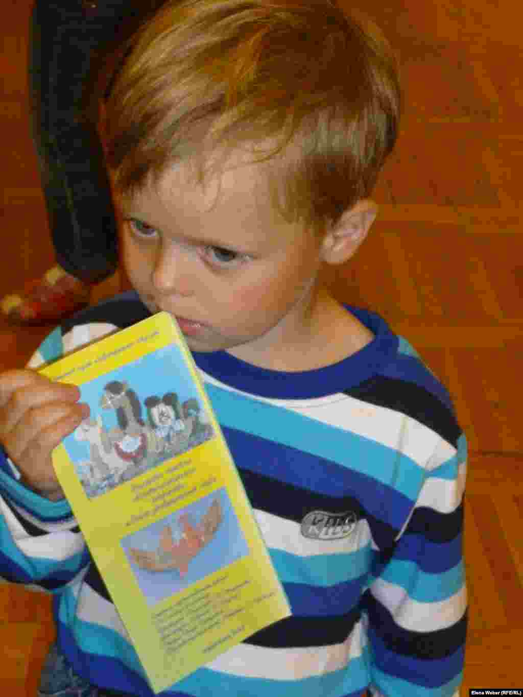 Четырехлетний Максим Кондратов, один из самых маленьких участников выставки. &nbsp;