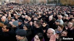 Сторонники Раффи Ованнисяна собрались на площади Свободы, протестуя против официальных результатов выборов, Ереван, 19 февраля 2013 г.  
