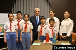 Қазақстан президенті Қасым-Жомарт Тоқаев қытай оқушылармен бірге. Пекин, 2 қыркүйек, 2025 жыл. Ақорда сайтындағы фото