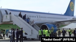 Ҳавопаймои "Узбекистон ҳаво йулларӣ" дар фурудгоҳи Душанбе. Рӯзи 11-уми апрели соли 2017