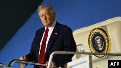 دونالد ترامپ در حال پیاده شدن از هواپیمای ویژه رئیس‌جمهوری