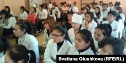 Студенты первого курса медицинского колледжа. Астана, 1 ноября 2013 года.