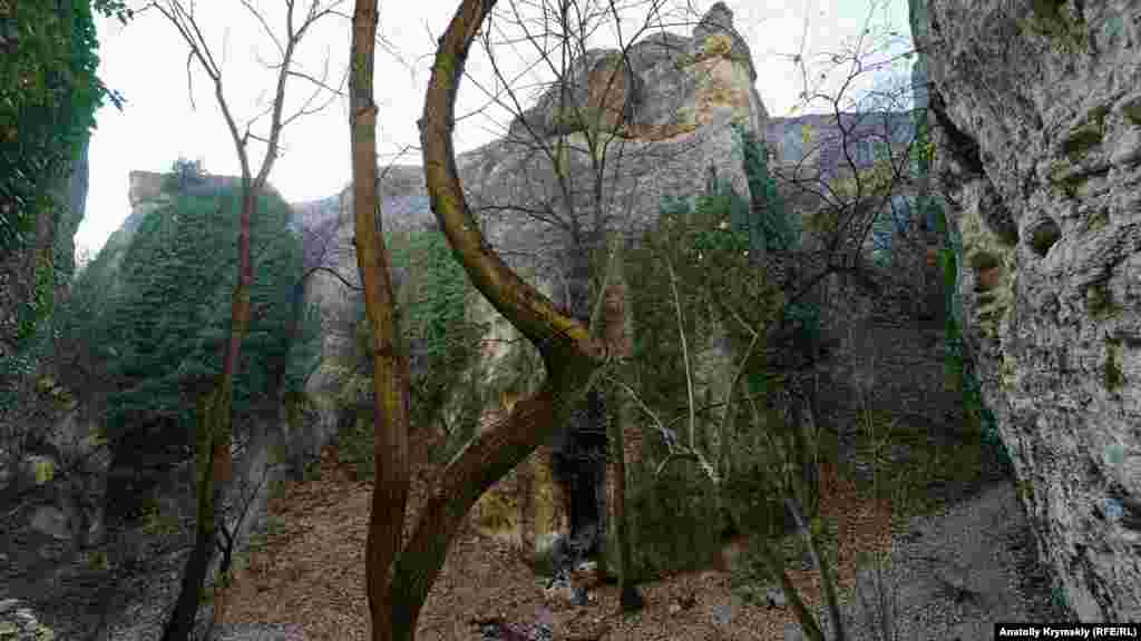 Между скалами Еды-Аксер