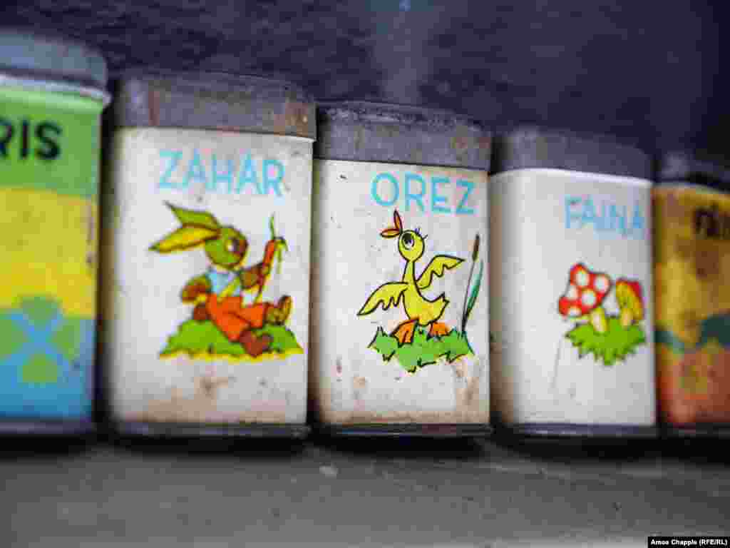 Банки для цукру, рису і борошна в &laquo;кухонній&raquo; зоні музею